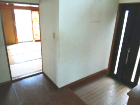 東松山市美土里町　中古戸建の玄関|玄関ホール