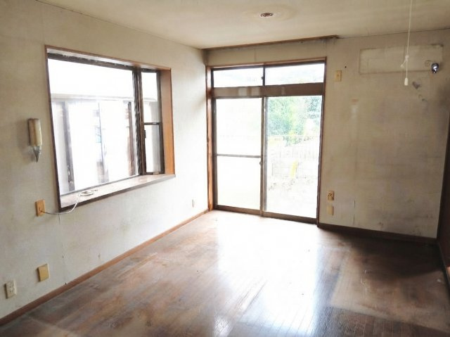 東松山市美土里町　中古戸建の居間・リビング|庭も見れる大きな窓と出窓の２面採光で明るいリビングです