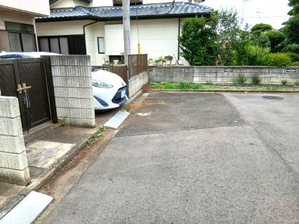 東松山市美土里町　中古戸建の前面道路含む現地写真