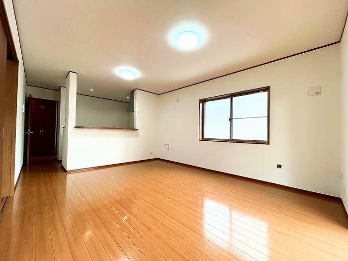 あま市森７丁目の中古一戸建の居間・リビング|◇リビング◇　　南面で明るいリビング約１５．０帖　大きなも窓の開放感のある空間♪
