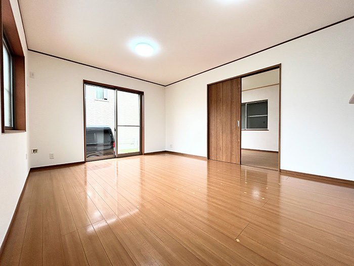 あま市森７丁目の中古一戸建の居間・リビング|◇リビング◇　　南面で明るいリビング約１５．０帖　洋室と続き間で約２１．０帖の広々空間になります♪