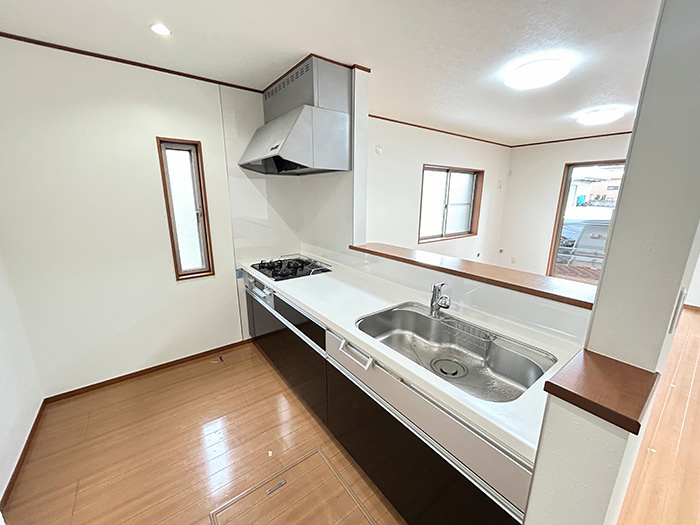 あま市森７丁目の中古一戸建のキッチン|◇リビング◇　　南面で明るいリビング約２０．０帖　リビングや庭の様子が見渡せる対面キッチン♪