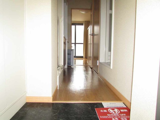 レオパレスＴ　ＷＥＳＴの玄関