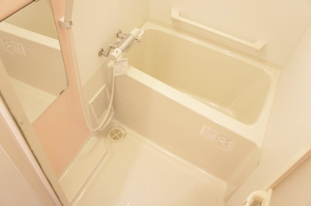 ミランダアビタシオン　Ⅲの浴室|女性に嬉しい、バニティミラー付きのドレッサーです