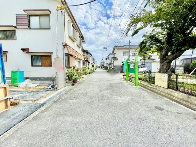 尼崎市西立花町 ２期の前面道路含む現地写真|駐車場の出入口がある西側前面道路は幅員約5.94mとゆったりとした広さがあるのでファミリーカー等の車の出入りもしやすい立地です。