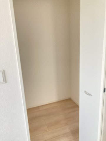 クレイドルガーデン前橋市青柳町第28　5号棟の収納|【イメージ画像】2階洋室３収納です：ウォークインクローゼットです。
