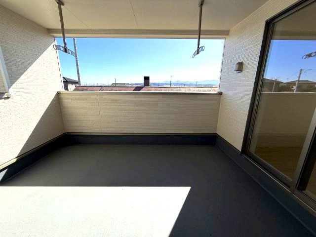 クレイドルガーデン前橋市青柳町第28　5号棟のバルコニー|【イメージ画像】インナーバルコニーは急な雨でも洗濯物が濡れません。