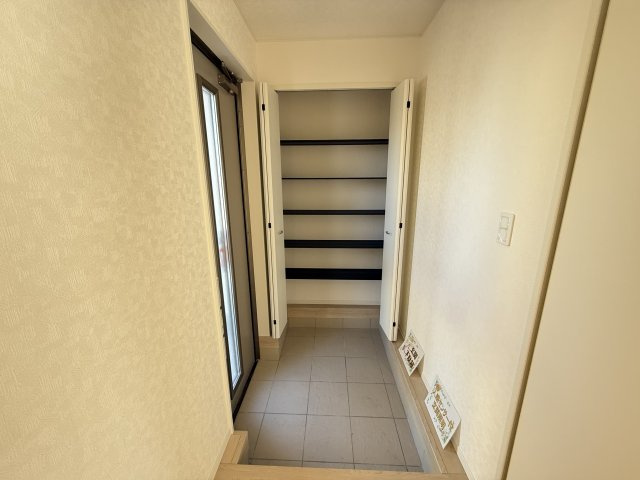 クレイドルガーデン前橋市青柳町第28　5号棟の玄関|【イメージ画像】収納もある玄関です