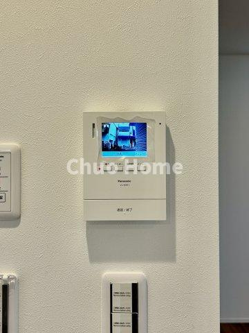 葛飾区四つ木1丁目新築分譲住宅のセキュリティ|【モニターホン】誰が来たかすぐにわかるカラーモニター付きインターホン。通話ボタンを押すまでは室内の音は漏れていませんので相手を確かめてから応対できます。