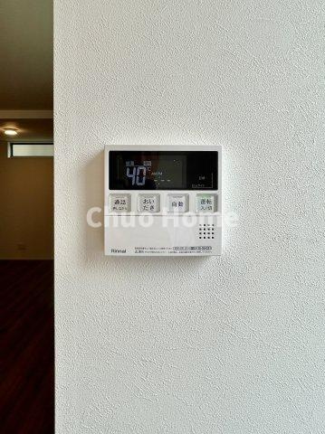 葛飾区四つ木1丁目新築分譲住宅の発電・温水設備|【給湯リモコン】外での一日を忘れさせてくれるオートバス機能でお好みの湯量・温度に調整された浴槽。