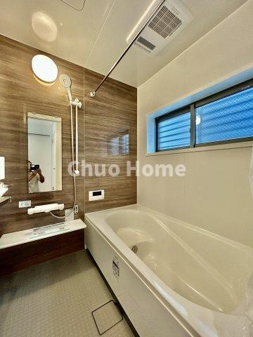 葛飾区四つ木1丁目新築分譲住宅の浴室|【バスルーム】暖房換気乾燥機付きシステムバスルーム。暖房・冷風・換気・乾燥など、毎日を快適に過ごせるうれしい機能が揃っています。雨の日の洗濯物も安心です。