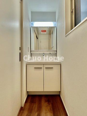 葛飾区四つ木1丁目新築分譲住宅の独立洗面台|【洗面化粧台】洗面化粧台には三面鏡を採用。身だしなみを整えやすい事はもちろんですが、鏡の後ろに収納スペースを設ける事により、散らかりやすい洗面スペースをすっきりさせる事が出来るのも嬉しいですね