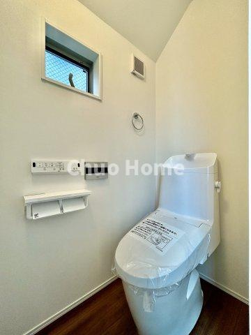 葛飾区四つ木1丁目新築分譲住宅のトイレ|【トイレ】温水洗浄便座機能付きトイレ。温水洗浄便座は清潔にお使いいただくための大切なアイテムです。
