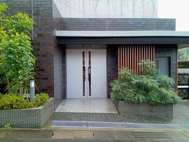 川崎市麻生区岡上３丁目の賃貸マンションのエントランス