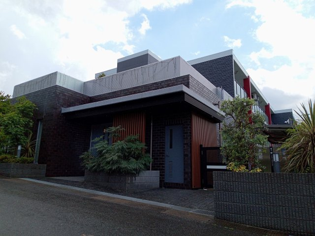 川崎市麻生区岡上３丁目の賃貸マンションのエントランス