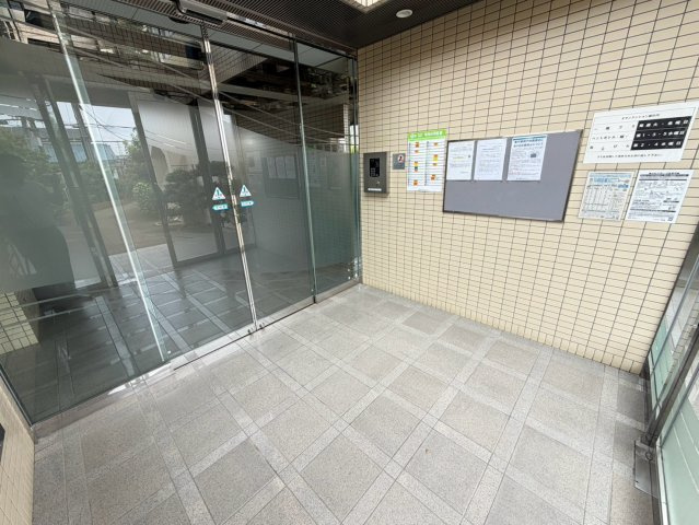 チサンマンション紀の川のエントランス