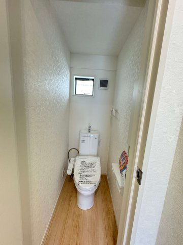 越谷市弥十郎新築戸建て◆3ナンバー駐車可のトイレ