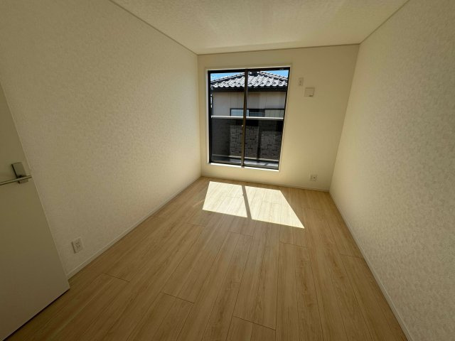 越谷市弥十郎新築戸建て◆3ナンバー駐車可の洋室