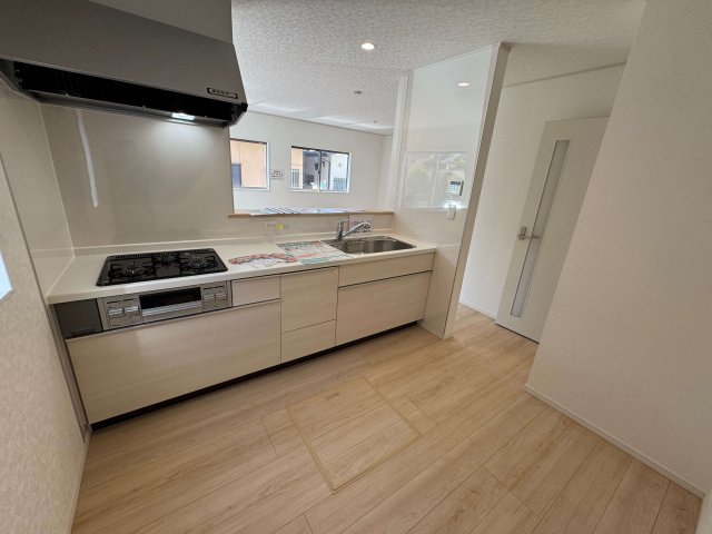 越谷市弥十郎新築戸建て◆3ナンバー駐車可のキッチン|人気のカウンターキッチンで楽しくお料理