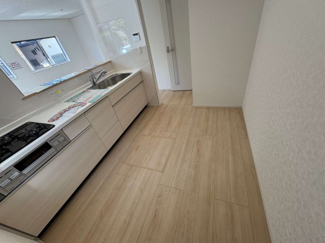 越谷市弥十郎新築戸建て◆3ナンバー駐車可のキッチン|奥行が広くてお料理の動線がラクラクです