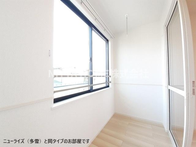 豊岡市伏のアパートのバルコニー|【完成イメージ】サンルームはお天気の心配なく洗濯物が干せます！