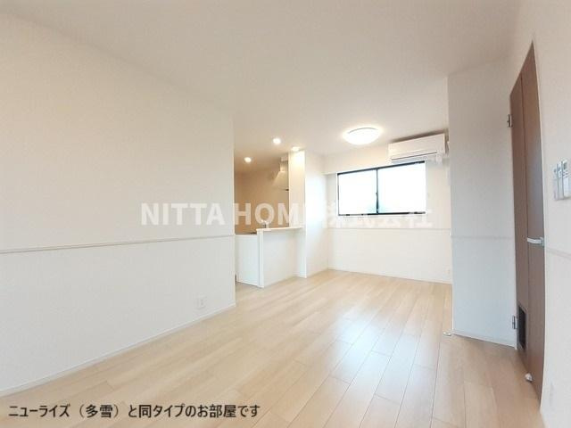 豊岡市伏のアパートの居間・リビング|【完成イメージ】リビングは１３．４帖あります◆
