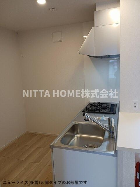 豊岡市伏のアパートのキッチン|【完成イメージ】３口コンロのカウンターキッチンを採用♪
