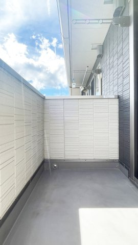 徳島市八万町法花のアパートのバルコニー