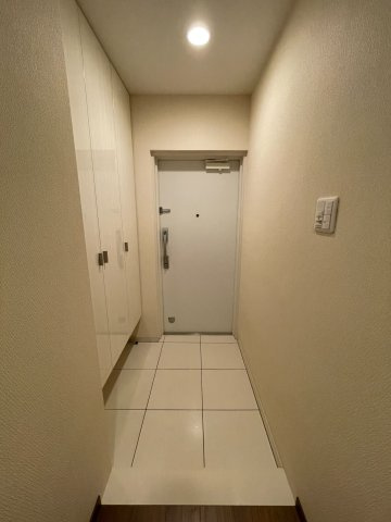 ロイヤルガーデン伊福町 の玄関