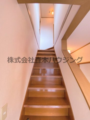 【内装】 | 　枚方市茄子作2丁目戸建貸家 | 室内階段部分です