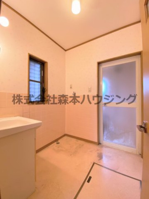 【洗面所】 | 　枚方市茄子作2丁目戸建貸家 | 忙しい朝には欠かせない洗面所です