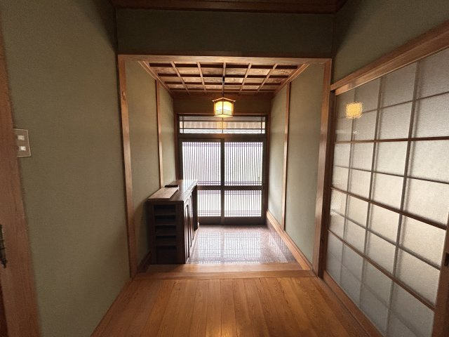 阿南市那賀川町色ケ島民養　中古戸建の玄関