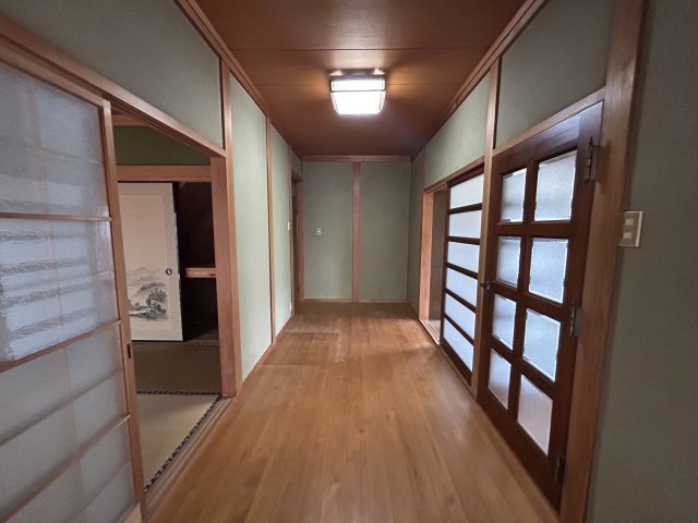 阿南市那賀川町色ケ島民養　中古戸建の玄関