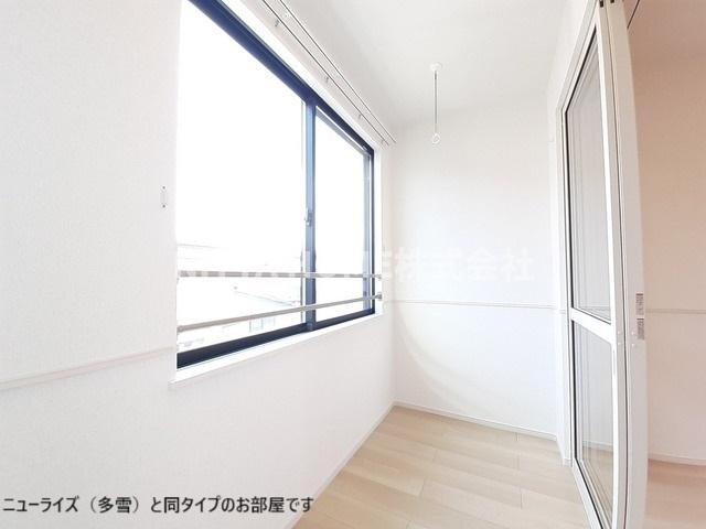 豊岡市伏のアパートのバルコニー|【完成イメージ】サンルームはお天気の心配なく洗濯物が干せます！
