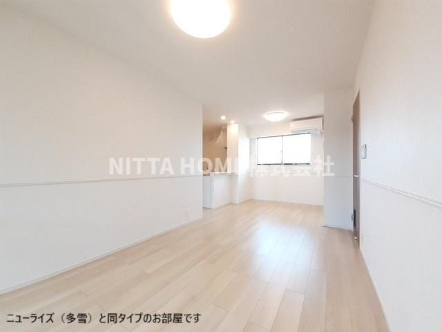豊岡市伏のアパートの居間・リビング|【完成イメージ】リビングは１３．４帖あります◆