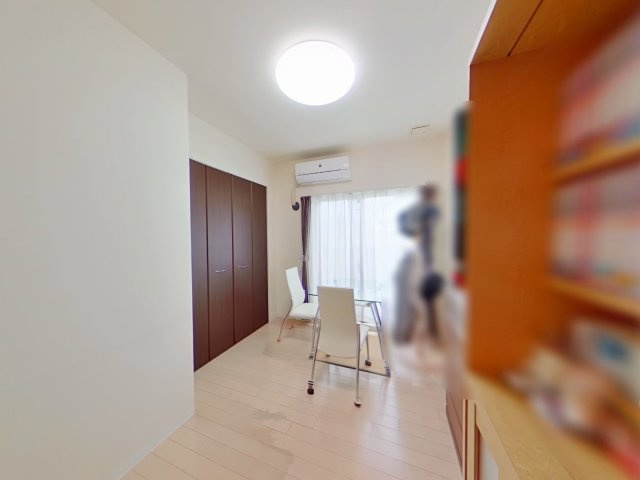 アルファライフ岡大医学部前Ⅱの洋室|約5.3帖の洋室です。バルコニーと面しており、大きな窓から日が差し込みます。