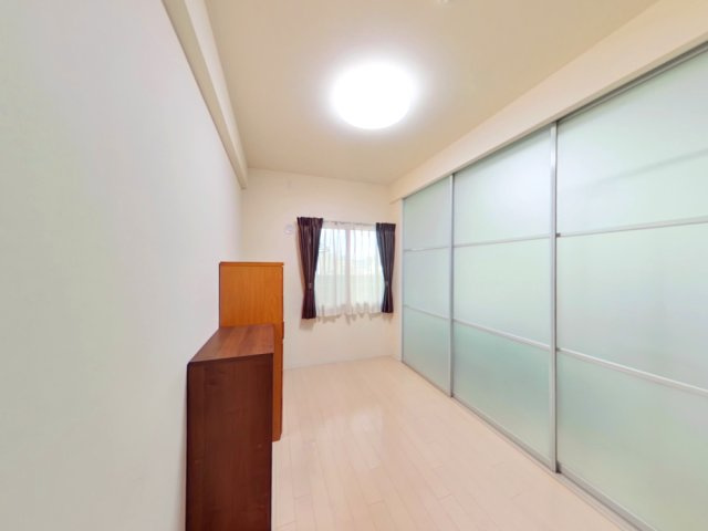 アルファライフ岡大医学部前Ⅱの洋室|約4帖の洋室です。スライドドアを開けることでより開放的な空間に。