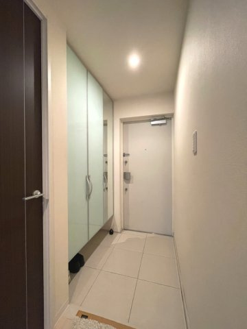 アルファライフ岡大医学部前Ⅱの玄関|圧迫感を感じさせない、明るい玄関先です。