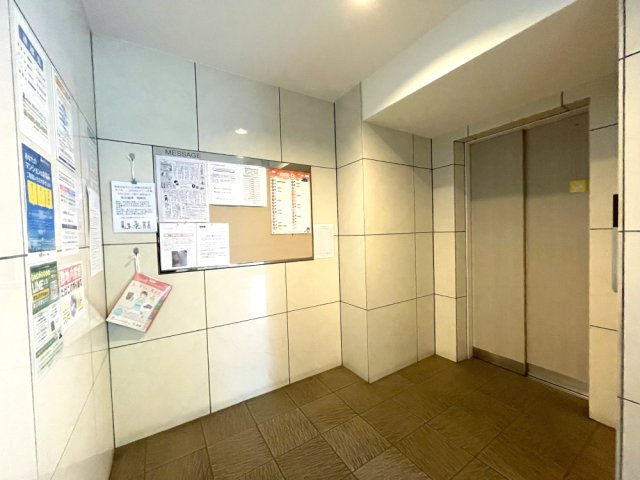 アルファライフ岡大医学部前Ⅱのその他共用部分|エレベーターもあるので、重い荷物の運搬なども楽に行えます♪