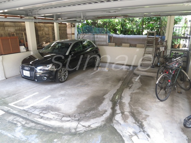 植野コーポの駐車場|1階に駐車場あります☆
