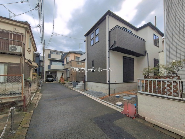 越谷市大間野町11期　新築一戸建ての前面道路含む現地写真