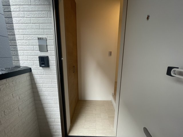 セレニティ下木田B棟の玄関