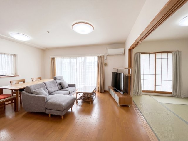 専有面積82.49㎡のゆとりある3LDKです。家事動線に優れた2WAYキッチンを採用。リビングはワイドサッシと出窓のある2面採光で明るい空間です。WICやストックヤードなど豊富な収納も魅力です。