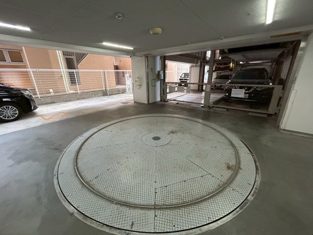 サムティ難波グレイスの駐車場