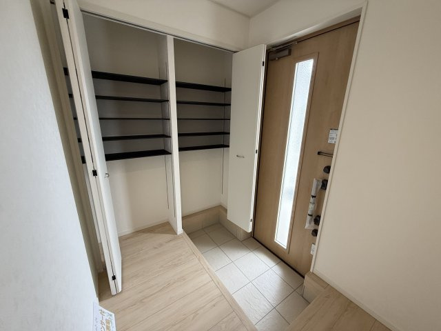 クレイドルガーデン前橋市青柳町第28　6号棟の玄関|【イメージ画像】収納もある玄関です