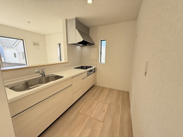 クレイドルガーデン前橋市青柳町第28　6号棟のキッチン|【イメージ画像】人気のカウンターキッチン採用です☆
コンロも３口ご用意しています！調理スペースも広くストレスなくお料理できます。
浄水器つきなので美味しいお水も飲めますよ♪