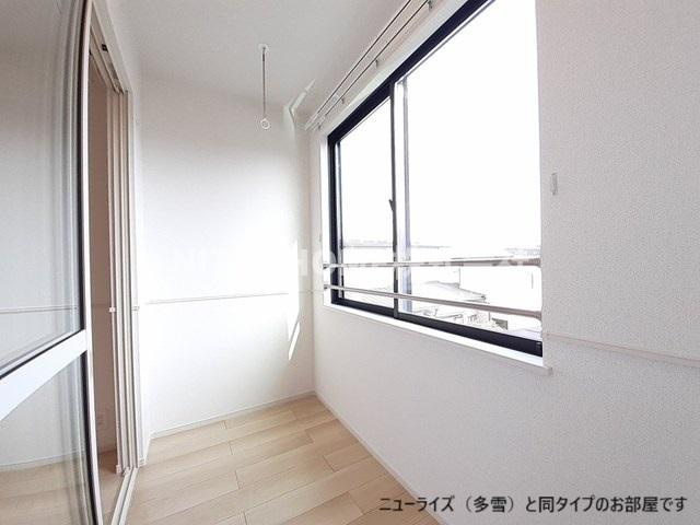 豊岡市伏のアパートのバルコニー|【完成イメージ】サンルームはお天気の心配なく洗濯物が干せます！