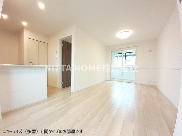 豊岡市伏のアパートの居間・リビング|【完成イメージ】リビングは１３．４帖あります◆