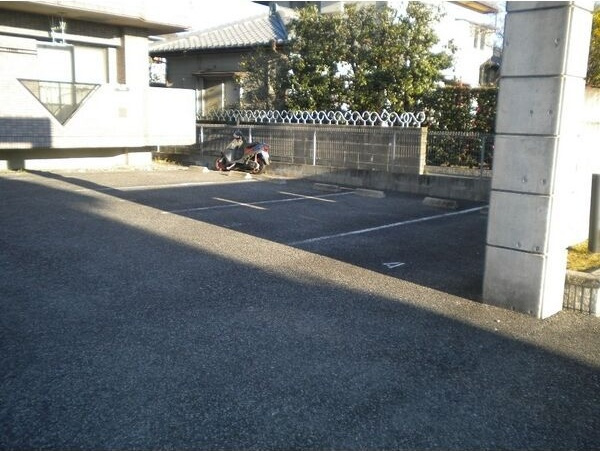 ルミエール成田の駐車場