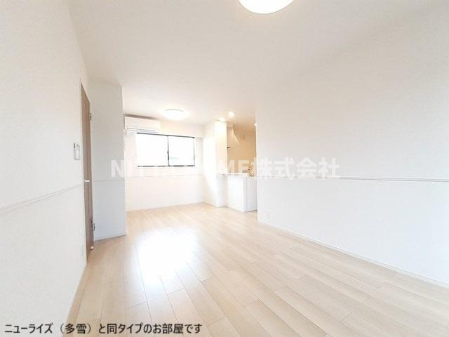 豊岡市伏のアパートの居間・リビング|【完成イメージ】リビングは１３．４帖あります◆